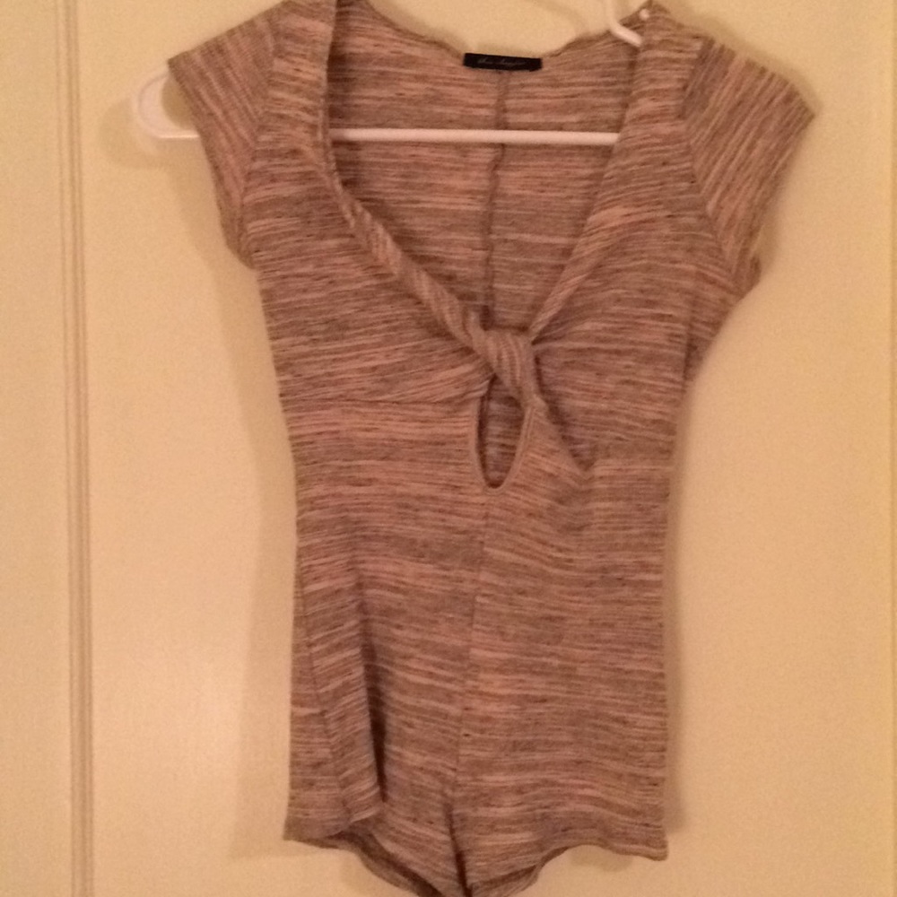 Romper XXSp very cute... I would say for junior sz